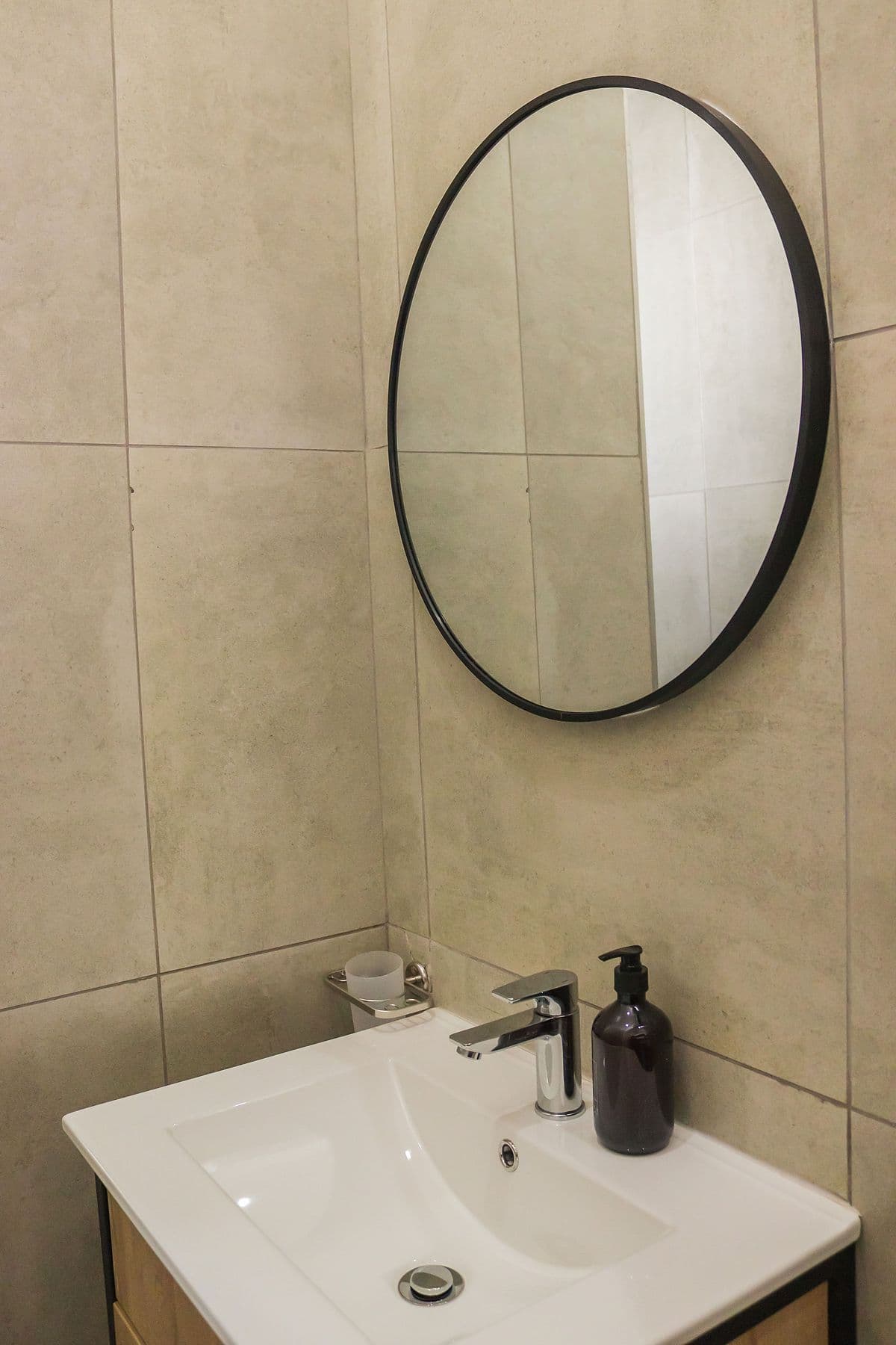 Sage Room: en-suite basin with round mirror