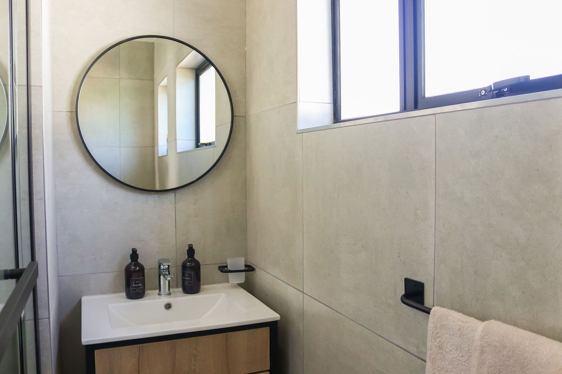 Charcoal Room: en-suite basin and mirror