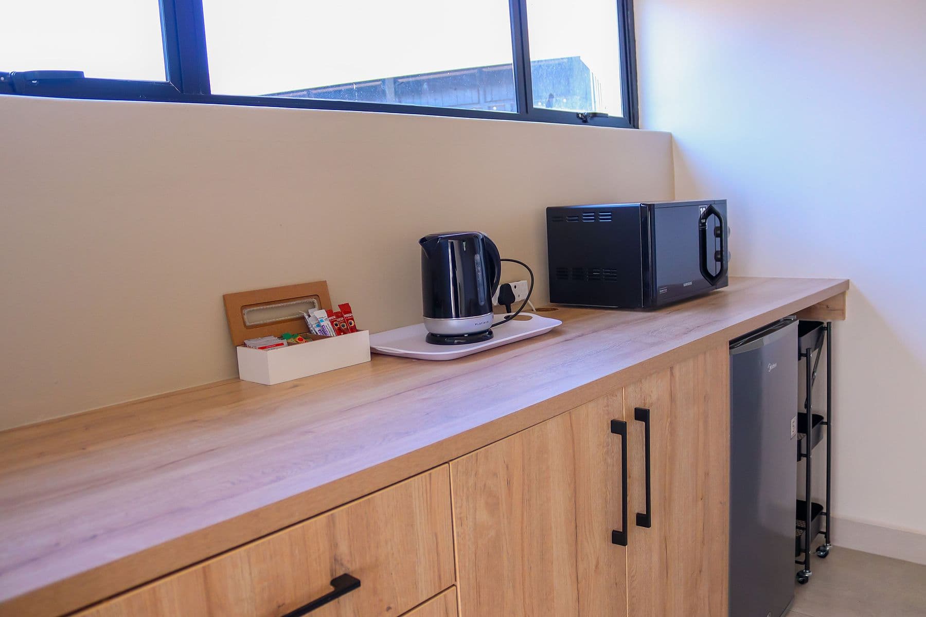 Saffron Room: kitchenette counter with kettle and microwave