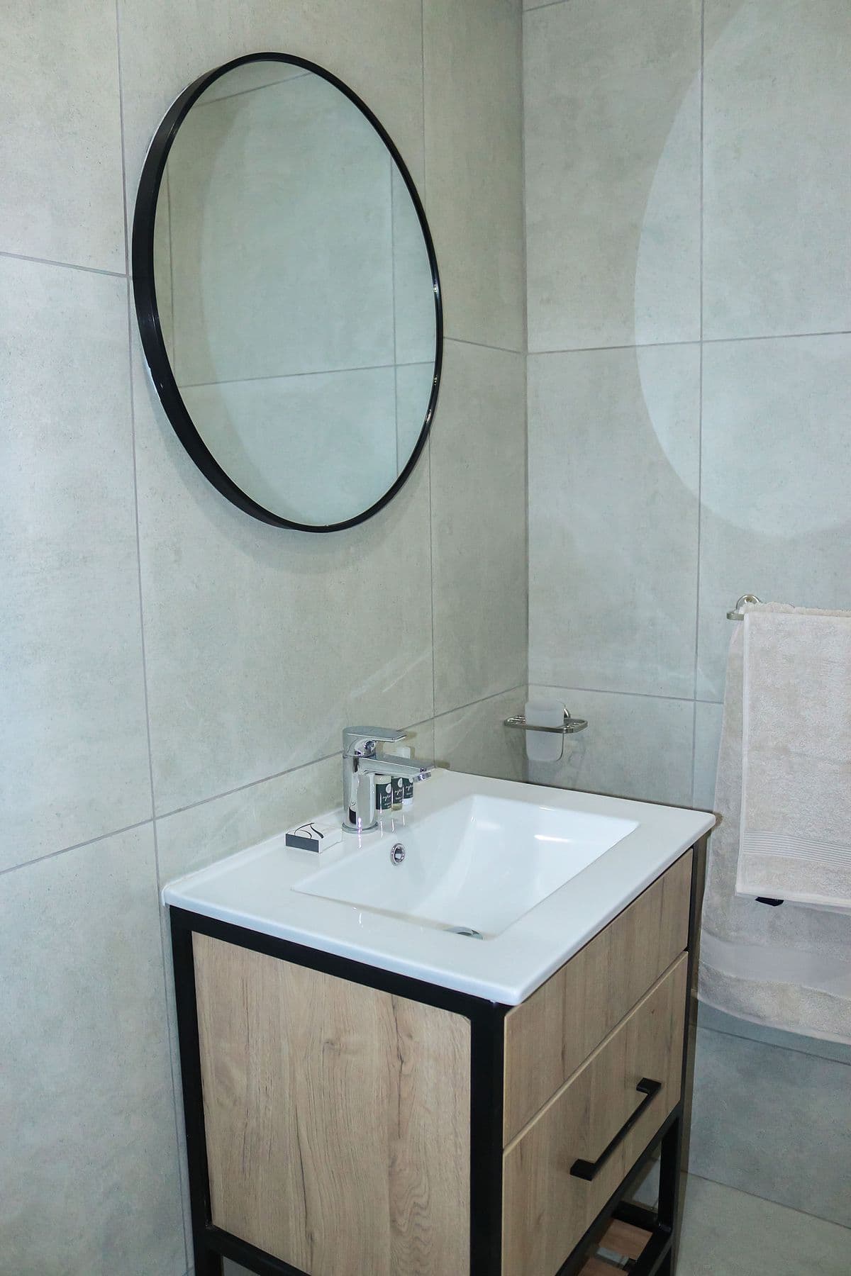 Blush Room: en-suite basin with round mirror