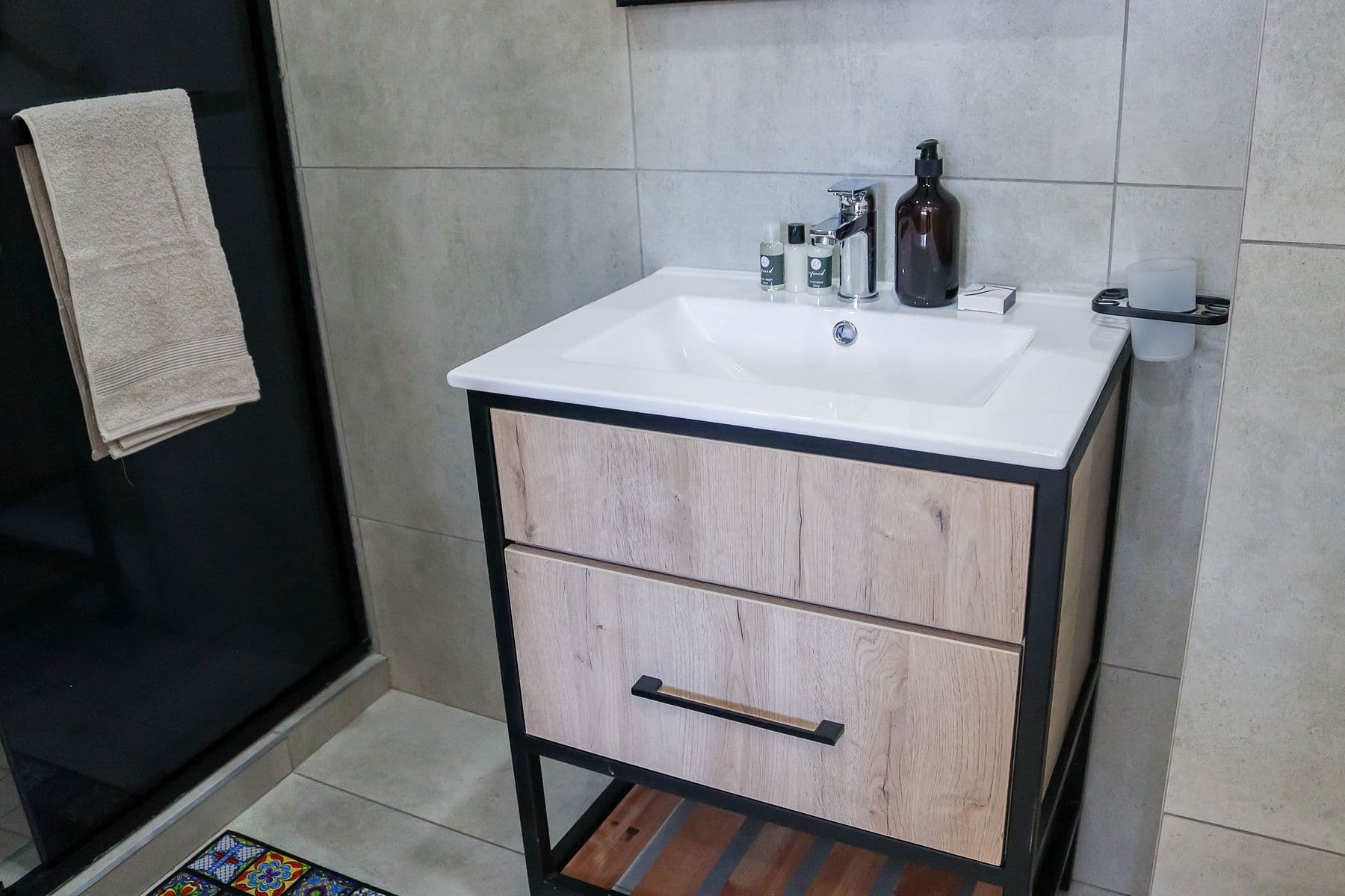 Navy Room: en-suite vanity